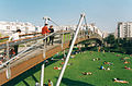 Vue de la passerelle André-Léo surplombant le jardin de Reuilly.