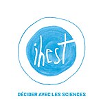 Sigle IHEST en minuscules manuscrites, en blanc sur un aplat bleu à texture concentrique, approximativement circulaire, entouré par un trait du même style avec de l'espace entre les deux. En dessous, le slogan « Décider avec les sciences » en majuscules, dans le même ton de bleu, dans une police sans empattement.