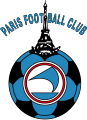 Logo du club dans les années 1990 et 2000 avec un ballon de football bleu foncé et noir, surmonté d'une représentation de la tour Eiffel, et en son centre, la nef rappelant les armoiries de Paris et de la corporation des Nautes.