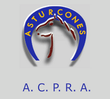 Logo représentant un fer à cheval bleu entourant une tête stylisée rouge de poney; le texte « ASTURCONES » est écrit en jaune sur le fer à cheval et « A.C.P.R.A. » est écrit en bleu sous le fer.