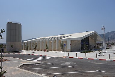 מראה כללי של אגף אולם הנוסעים עם מגדל המים הצמוד לו