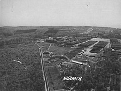 תצלום אוויר של מחנה בוכנוואלד, בתחילת שנות ה-40. הצילום נעשה מצפון: בחלקו המרכזי מחנה האסירים, מעבר לטור השני והשלישי מימין מגרש המסדרים. רחוק מימין, בחלק העליון של התמונה, מחנה האס אס