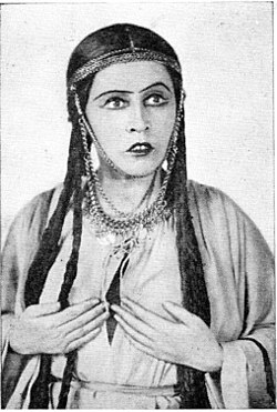 חנה רובינא בדמותה של תמר בהצגה "כתר דוד", 1929