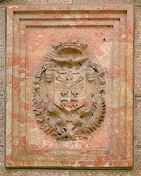 סמל משמורת ארץ הקודש בכנסיית פטרוס הקדוש ביפו מגולף באבן גיר ורוד