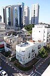 בתי השכונה וברקע מגדלי רחוב הארבעה ומתחם שרונה