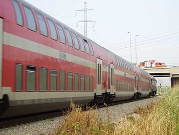 רכבת נוסעים דו-קומתית במסילת הירקון