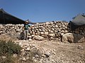 הארכאולוג יוסף גרפינקל על רקע הביצורים במבצר האלה
