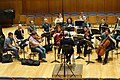 זובין מהטה מנצח בחזרה על קונצרט עם יצירה מאת ארנולד שנברג באולם צוקר, 2017