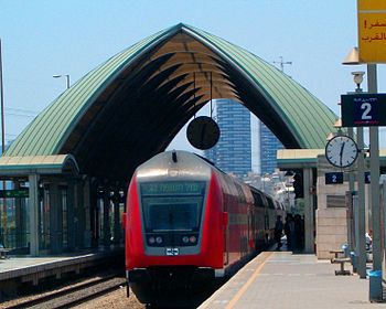 רכבת נוסעים דו-קומתית בתחנת הרכבת תל אביב אוניברסיטה