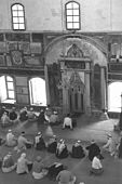 מתפללים במסגד אל-ג'זאר (1953)