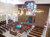 אולם התפילה בבית הכנסת בכפר עציון בתכנון יוסף שנברגר עם ויטרז' שיצר פרלי פלציג