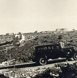 אחד הצילומים הראשונים של הבית (הקרוב משמאל), מעברו הדרומי של ואדי לוטם. אוסף זולטן קלוגר