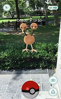 Találkozás egy Doduóval a kiterjesztett valóság-módban; a lény befogásához a pokélabdát meg kell érinteni, majd a Doduo pokémon irányába egy egyenes vonalat húzva a képernyőn el kell "dobni" (swipe)[47][48]