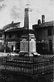 Il monumento ai caduti quando era ancora posizionato in piazza Mazzini in una foto d'epoca