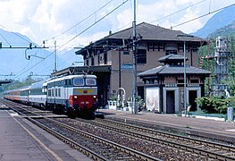 L'Eurocity Lutetia in transito alla stazione di Cuzzago al traino di una E 656 delle FS