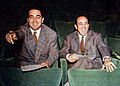 Corrado con il fratello Riccardo Mantoni, presentatore e regista del programma Rosso e nero (1951-1957), la trasmissione madre dei salotti radiofonici e televisivi italiani.