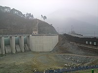 여수로 공사를 위해 오른쪽에 가물막이 댐을 설치한 모습