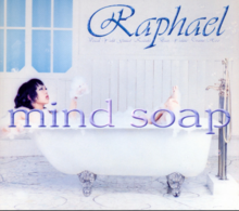 A capa mostra uma pessoa em uma banheira cheia de espuma, com a cabeça, braços e as pernas para fora da água. No topo da imagem, está escrito "Raphael" em uma fonte elegante, e no centro está escrito "mind soap".