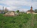 Ruine de zid şi biserica