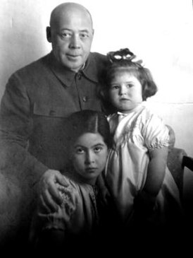 Александр Поскрёбышев с дочерьми Галей и Наташей, 1940