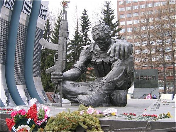 Фрагмент мемориала «Чёрный тюльпан» в Екатеринбурге (1995 год)