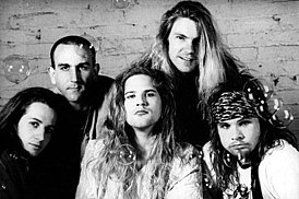 Эндрю Вуд (в центре) в составе группы Mother Love Bone