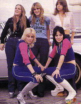 The Runaways в 1976 году. По часовой: Лита Форд, Сэнди Уэст, Джеки Фокс, Джоан Джетт и Шери Кэрри.