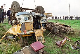 Разрушенный автобус после столкновения с тепловозом