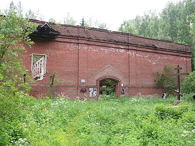 Крест-кенотаф в вероятном месте расстрела Н. С. Гумилева. Ковалевский лес, заброшенный арсенал (пороховой погреб) Ржевского полигона, у изгиба реки Лубьи