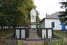 Пам'ятник воїнам-односельцям, які загинули в роки Великої Вітчизняної війни, село Дениси, біля будинку культури