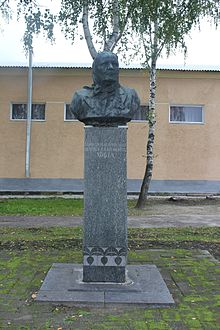 Пам'ятник Герою Соціалістичної Праці Хобті О. С., село Гланишів, біля клубу