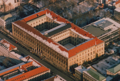 Bayerische Staatsbibliothek, München, mit Erweiterungsbau
