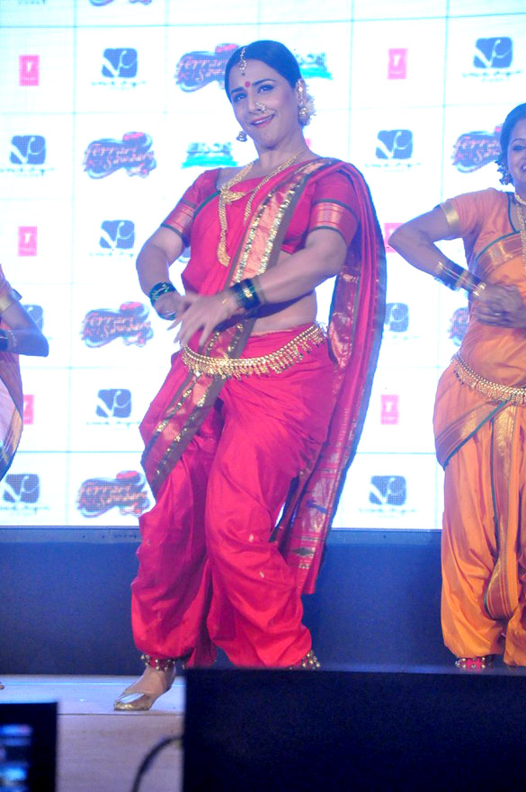 Vidya_Balan_performs_Lavani_to_promote_'Ferrari_Ki_Sawaari'_(4)