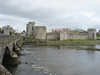 King John’s Castle und die Thomond Bridge in Limerick