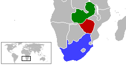 Zambia (groen) en Zuid-Afrika (blauw) met tussenin Zimbabwe, het vroegere Zuid-Rhodesië, (rood) dat in 1980 van regime wisselde.