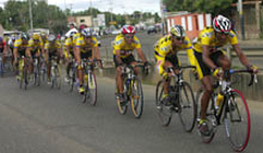 Het peloton tijdens de Ronde van Táchira