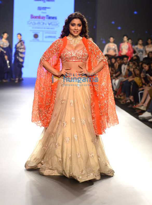 Shriya_Saran_walks_the_ramp_at_the_Bombay_Times_Fashion_Week_2018_–_Day_1_(06)