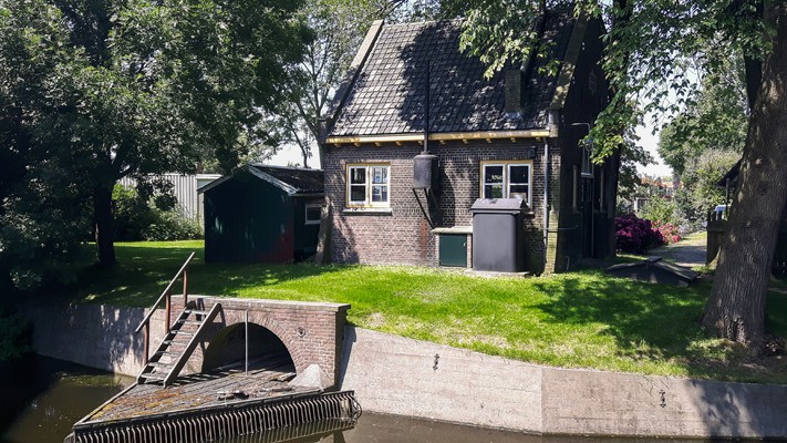 The Diesel pumping station of the polder “Het Overdie en Achtermeer” has the status of Provincial Monument since 1996. In 2011 the Foundation Diesel Pumping Station “J.J. Schilstra” has transferred the station to the Housing Corporation "Van Alckmaer".