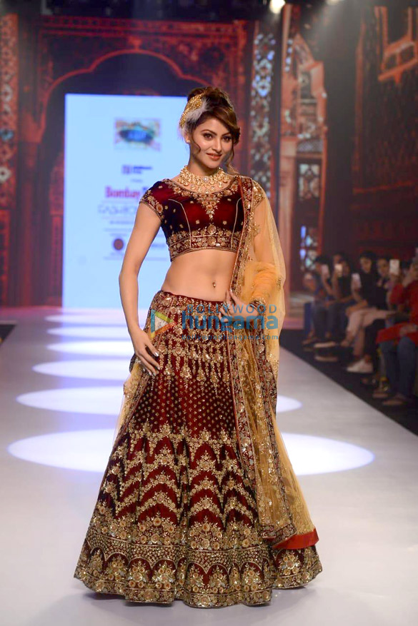 Urvashi_Rautela_walks_the_ramp_at_the_Bombay_Times_Fashion_Week_2018_–_Day_1_(04)