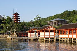 Kadomarōdo-Schrein (links), Rakubō (rechts) und Fünfstöckige Pagode (hinten)