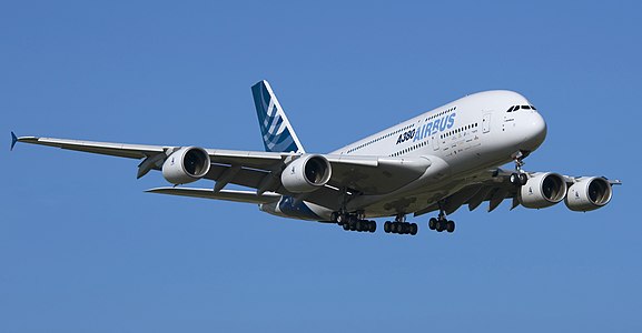 Airbus A380. Engine Alliance GP7000 serisi motoru donanımlı ilk A380 olan MSN009 (Üretim seri numarası 9: F-WWEA), Getafe'de bulunan Airbus fabrikasını ziyaret etmek için iniş yaparken (Madrid, İspanya, 7 Mayıs 2007). (Üreten: Keta)
