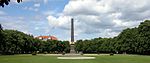 Der Löwenwall mit Obelisk