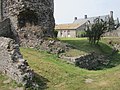 Teil der Burgruine von Regnéville-sur-Mer