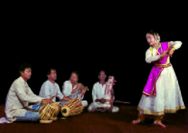 kathak-danseres met begeleiding, 2014