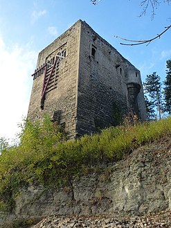 Blick aus der Nähe von unten auf den Wohnturm. Gut erkennbar die Doppelbogenfenster und andere romanische Stilelemente