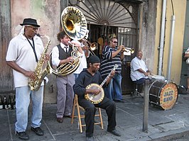 Een jazzband met verscheidene instrumenten in New Orleans