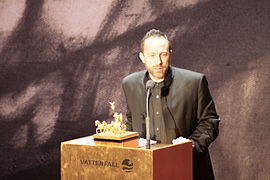 Jimmy Wales Berlin'de Quadriga, Bir aydınlanma misyonu ödülünü alırken.