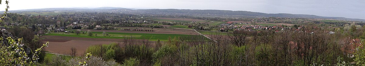 Bolechowice (po lewej) i Karniowice (po prawej). Na horyzoncie Garb Tenczyński. Widok ze skał Doliny Bolechowickiej