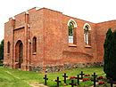 Ruine der Dorfkirche mit Denkmal für die Gefallenen des Ersten Weltkriegs, Grabstellen der gefallenen Soldaten des Zweiten Weltkriegs sowie straßenseitiger Kirchhofeinfassung