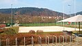 Beach-Volleyballplatz und Kunstrasenplatz (hinten)